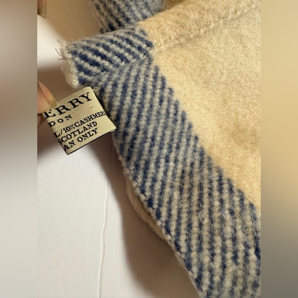Rare! Authentic Burberry Cream and Blue Wool Blend fringe Scarf - Picture 3 of 5